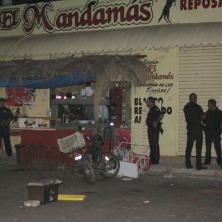 Sicarios se enfrentan a balazos en un restaurante