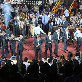 La Arrolladora sacude el Palenque a ritmo de banda