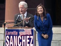 El ex presidente estadounidense, Bill Clinton, muestra su apoyo a la campaña de la demócrata Loretta Sánchez, en California. AP  /