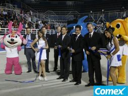 Marcos Linares, de Telcel; Aristóteles Sandoval, alcalde de GDL, y Carlos Andrade Garín, del Copag, cortan el listón. M FREYRIA  /