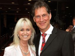 El actor Simon MacCorkindale se encuentra con su esposa Susan George en Londres. AP  /