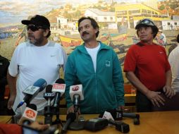 Al salir del hospital, algunos mineros comienzan a contar sus historias a la prensa. AFP  /