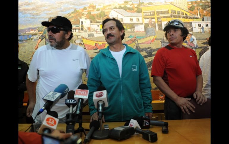 Al salir del hospital, algunos mineros comienzan a contar sus historias a la prensa. AFP  /