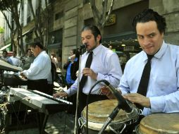 Los músicos se esmeran en todas sus actuaciones en una de las calles más transitadas de Ciudad de México. EFE  /