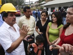 El jefe del complejo minero, Juan Cando Pacheco, explica a familiares los avances de la operación de rescate. REUTERS  /