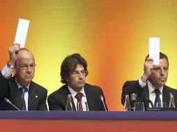 El presidente del FC Barcelona, Sandro Rosell (der), junto a los integrantes en  la Asamblea. EFE  /