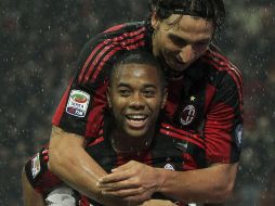 El delantero brasileño Robinho, es felicitado por su compañero  Zlatan Ibrahimovic, tras conseguir marcar ante el Chievo Verona. EFE  /