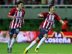 Marco Fabián (der) celebra el gol que rompe la mala racha del Guadalajara. E. PACHECO  /