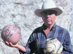 Juan Quezada, con su camisola de cuadros y sombrero arriscado, nos muestra algunas de sus piezas.P.FERÁNDEZ  /