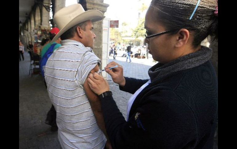 La aplicación de vacunas en Jalisco se adelantó por la amenaza de un panorama más frío en el invierno. ARCHIVO  /