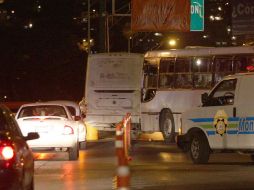 Mientras Rodrigo Medina rendía su informe este viernes, el crimen organizado realizó más de 15 bloqueos en Monterrey. NTX  /
