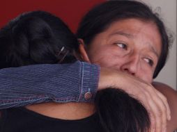 Un grupo de mineros le rezan a la virgen del cisne por los cuatro compañeros que se encuentran a 150 metros de profundidad. EFE  /