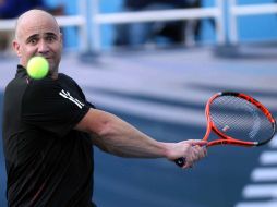 Andre Agassi contesta una bola durante el juego que sostuvo contra Jim Courier. MEXSPORT  /
