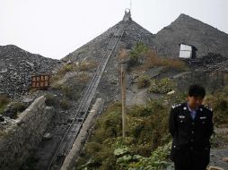 Un oficial en el área donde familiares de los mineros atrapados esperaban ansiosos noticias sobre sus parientes. AP  /