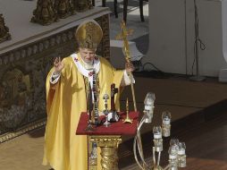 El Papa Benedicto XVI dirige la ceremonia de canonización de seis nuevos santos celebrada en la Ciudad del Vaticano. EFE  /