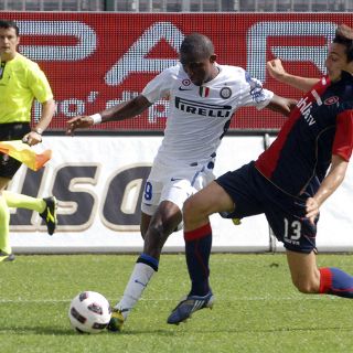 Eto'o silencia racismo con gol de triunfo para Inter