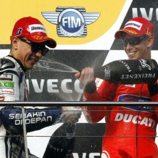 Stoner triunfa en casa