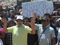 Mientras se realizaba una misa de acción de gracias los manifestantes sacaron varias pancartas. AFP  /