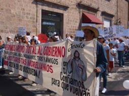 Con playeras y globos blancos, niños, mujeres embarazadas, ancianos con bastón y familiares protestaron. SUN  /