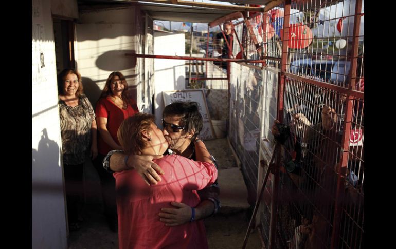 Tras dejar el hospital, Yonni Barrios fue recibido por su amante Susana Valenzuela. REUTERS  /