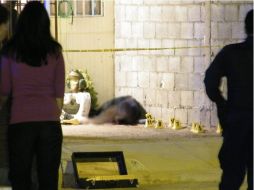 Imagen tomada la noche del asesinato de Rito Grado Serrano, quien fue acribillado en su domicilio localizado en Cd. Juárez. EFE  /