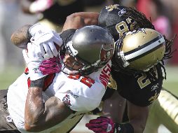 La defensa de Santos de Nueva Orleans no deja pasar a los Bucaneros de Tampa Bay. AP  /