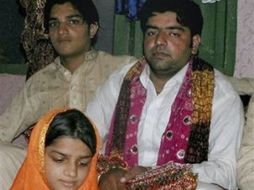 El novio paquistaní Azhar Haidri (d) con parientes en su primera boda. AP  /