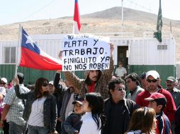 Algunos de los 33 rescatados en Chile regresaron a la mina para participar en una misa y se encontraron con una protesta. AFP  /
