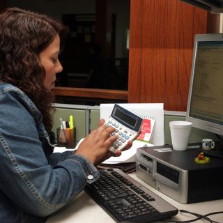 El Gobierno ''tira dinero'' en productos sin calidad: Serrano