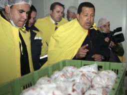 Antes de llegar a Ucrania, el presidente venezolano (derecha) visitó la planta procesadora de alimentos en Bielorrusia. REUTERS  /