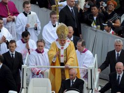 El Papa Benedicto XVI dirige la ceremonia de canonización de seis nuevos santos celebrada en la Ciudad del Vaticano. EFE  /