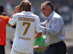 El técnico Guillermo Vázquez (der.) da indicaciones a Leandro Augusto. MEXSPORT  /