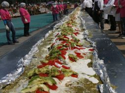 La enchilada que consiguió el récord Guinness llegó a los 70 metros de longitud. EL UNIVERSAL  /