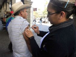 Una enfermera aplica la vacuna contra la influenza .ARCHIVO  /