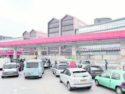 La falta de combustible es uno de los síntomas de los paros que realizan por sectores los trabajadores galos. AP  /