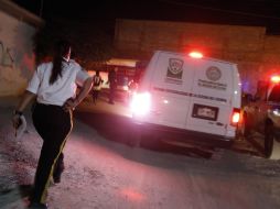 Policías y paramédicos acudieron a la casa que recibió el ataque. REUTERS  /