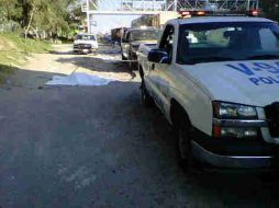 El cadáver de la persona que murió atropellada, que pudiera ser una mujer, quedó tendido sobre el acotamiento. O. RUVALCABA  /