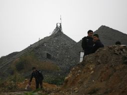 Policías vigilan la mina de la provincia de Henan e impiden el paso a los medios de comunicación al área. AP  /