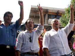 Enrique Alfaro acudió ayer a una manifestación a las afueras de la sede del PRD Jalisco. J. VENTURA  /