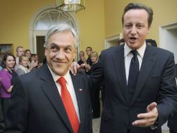 El presidente Piñera (izq.) y el primer ministro inglés David Cameron (der.). EFE  /