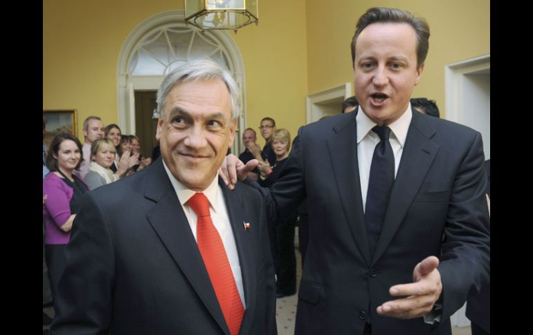 El presidente Piñera (izq.) y el primer ministro inglés David Cameron (der.). EFE  /