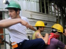 El grupo de mineros de rescate continúa buscando a los trabajadores desaparecidos . AFP  /