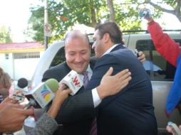 La polémica que generaron las declaraciones del alcalde de Zapopan con Alfaro, finalizó con un abrazo entre ambos. ESPECIAL  /