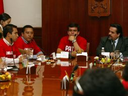 Líderes estudiantiles de siete universidades publicas del país y el rector Marco Antonio. R. ZAPATA  /