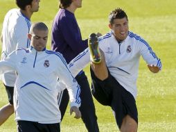 Los jugadores portugueses del Real Madrid Cristiano Ronaldo (de) y Pepé, durante el entrenamiento.EFE  /