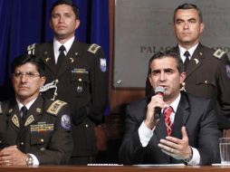 Los ministros ecuatorianos de Defensa, Javier Ponce, y del Interior, Gustavo Jalkh durante la conferencia de prensa. AFP  /