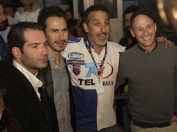 Julio Bracho (camiseta blanca) promociona su largometraje en el Festival Internacional de Cine de Morelia. S.NUÑEZ  /