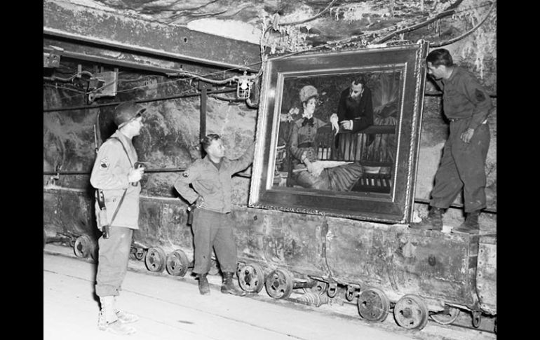 Personal del Ejército de EU junto a la pintura jardín de invierno, del Edouard Manet, que fue descubierto en la bóveda en Merkers.AP  /