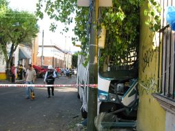 El camión de pasajeros derribó un poste de teléfonos y terminó estrellándose contra un árbol. M. PATIÑO  /