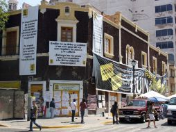 Desde ayer, simpatizantes de Enrique Alfaro mantienen boqueado el acceso a la sede estatal del PRD. A. HINOJOSA  /